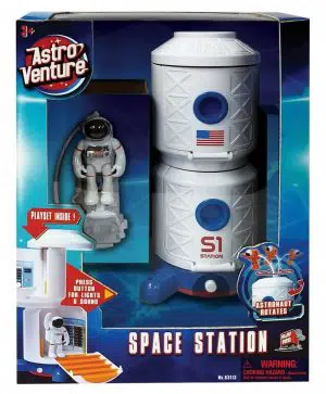 רקטת חלל עם אסטרונאוטים וצלילים ואורות