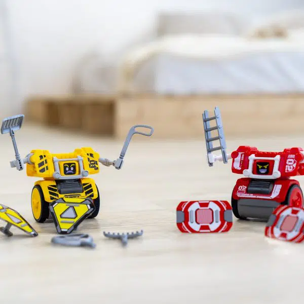 סילברליט - זוג רובוטים מתאגרפים ע"י חיישני תנועה