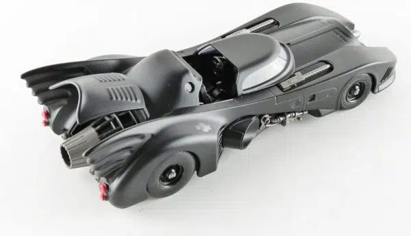 Jada - מודל 1:24 באטמן אקסקלוסיבי עם רכב בצבע כרום